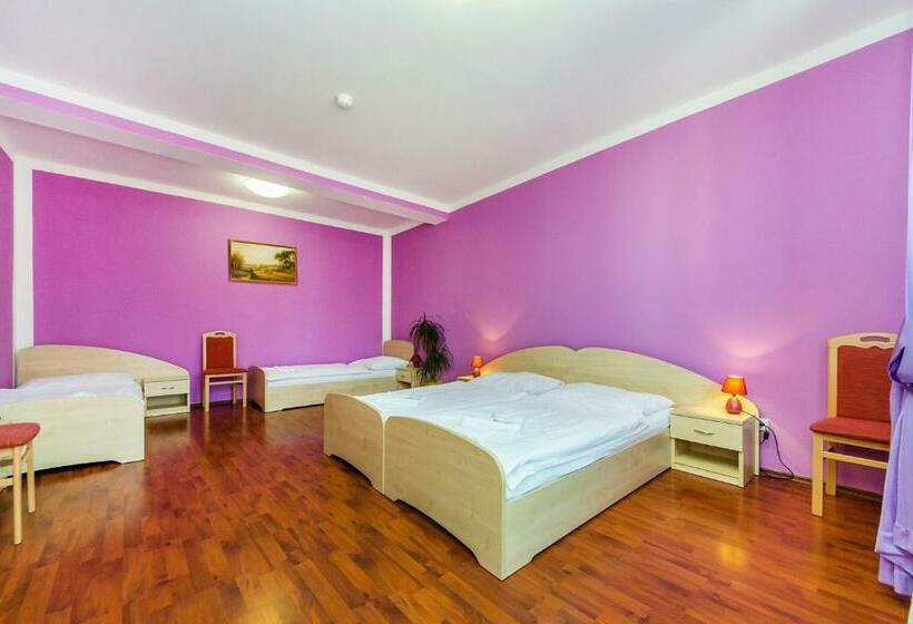 חדר סטנדרט לארבעה, & Motorest V údolí Zlatého Potoka