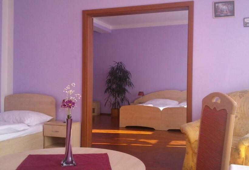 חדר סטנדרט לשלושה, & Motorest V údolí Zlatého Potoka