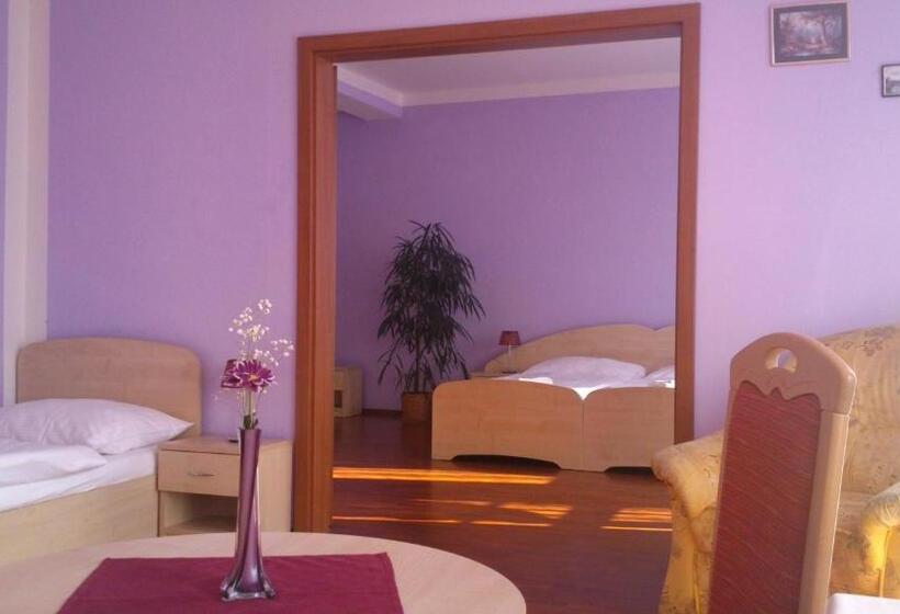 סוויטה, & Motorest V údolí Zlatého Potoka