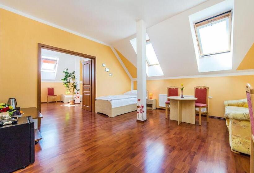 סוויטה, & Motorest V údolí Zlatého Potoka