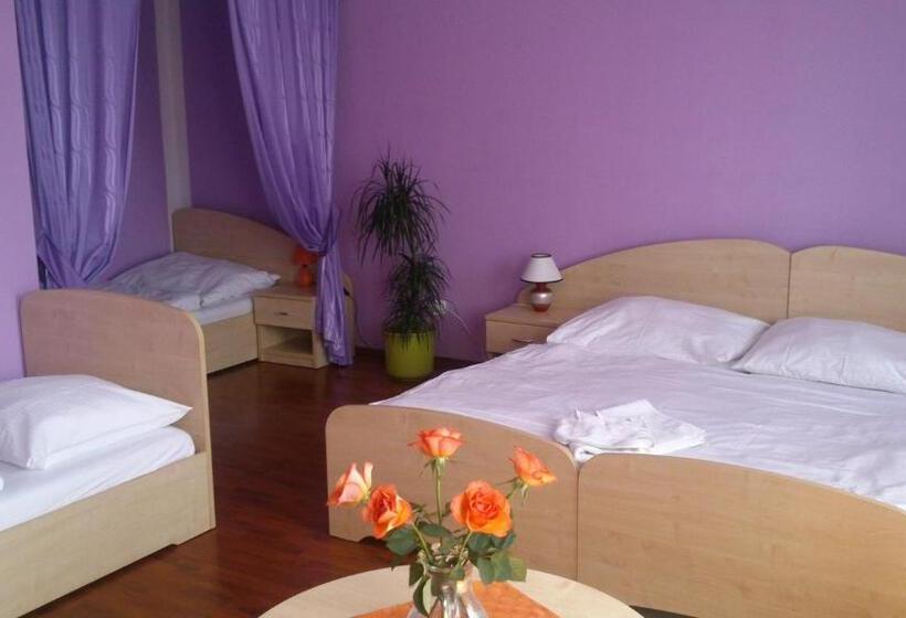 חדר סטנדרט לארבעה, & Motorest V údolí Zlatého Potoka