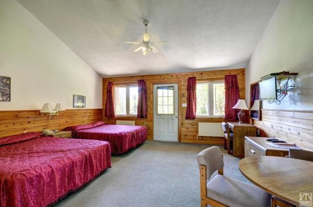 Medencére Néző Lakosztály, Quiet Bay Inn & Café