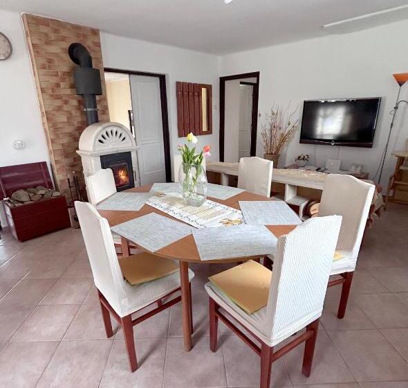 דירת שלושה חדרים, Diókert Vendégház