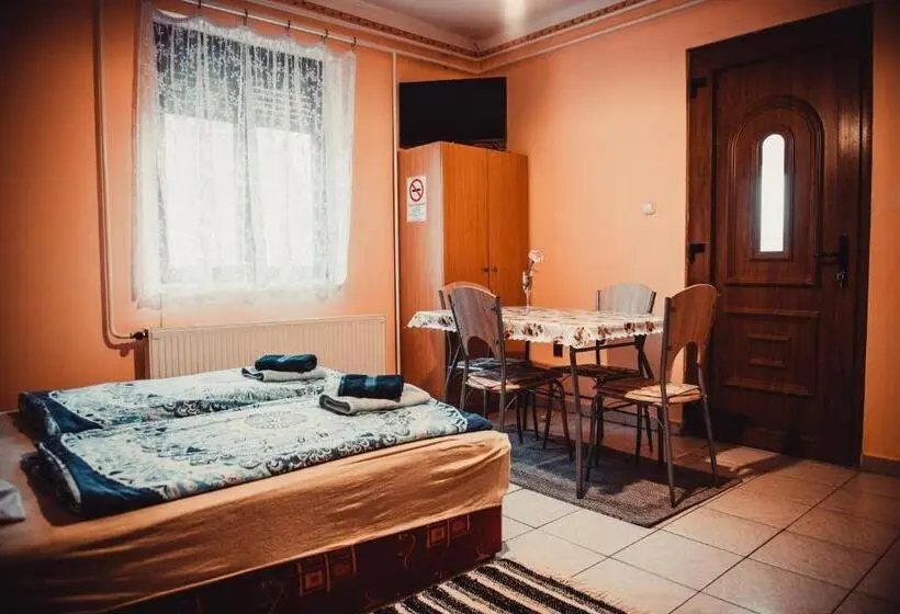 ファミリーステューディオ, Veronika Guesthouse