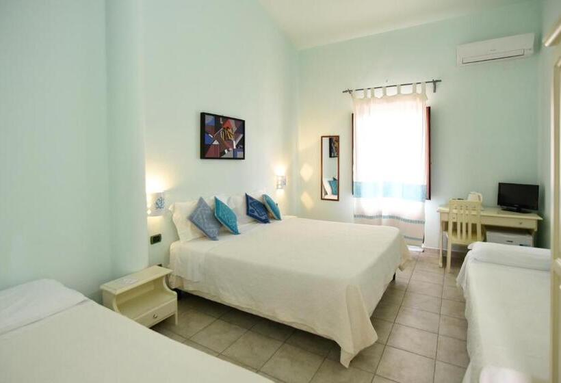 חדר משפחתי, Baja Azzurra