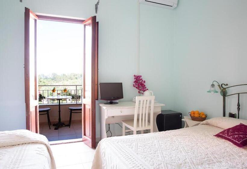 חדר משפחתי, Baja Azzurra