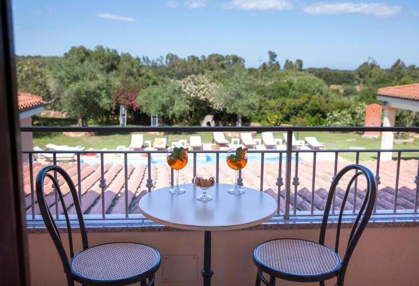 חדר קלאסי לשלושה, Baja Azzurra