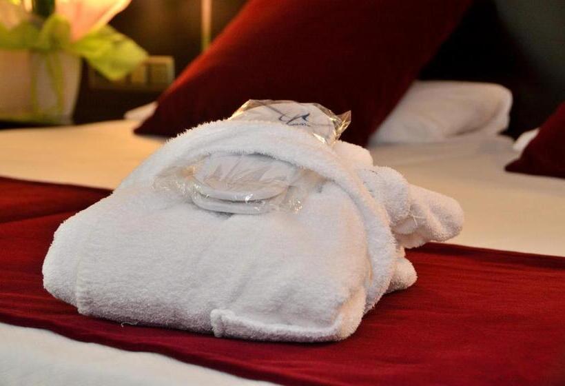 غرفة قياسية فردية, Clement Barajas