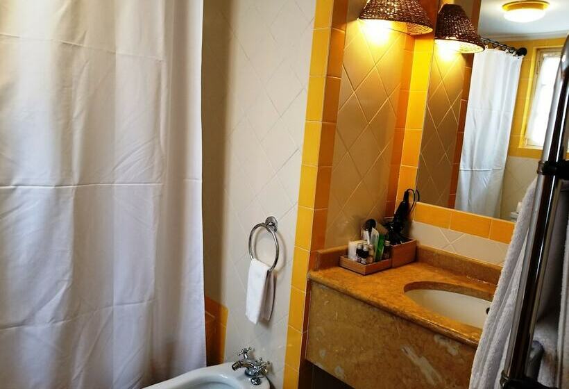 اتاق سوپریور, Lawrences