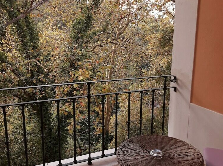 اتاق سوپریور, Lawrences