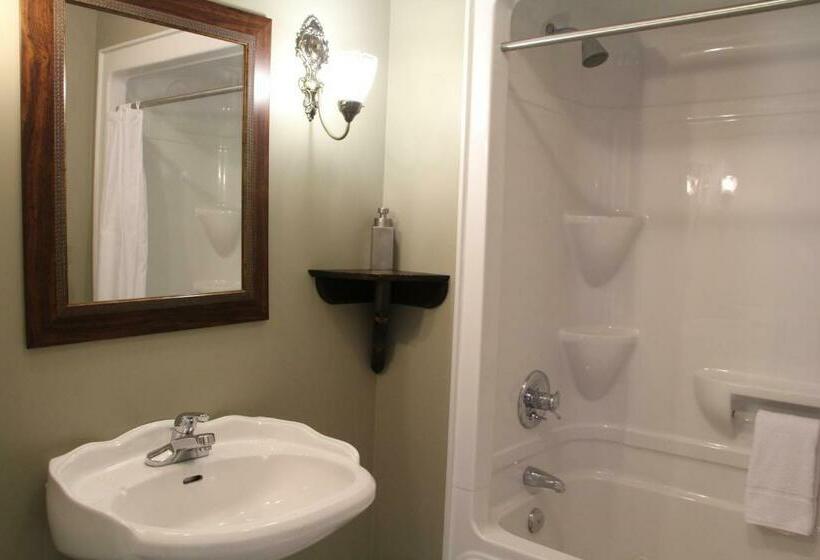 Quarto Quadruple Standart com Varanda, Lynwood Inn