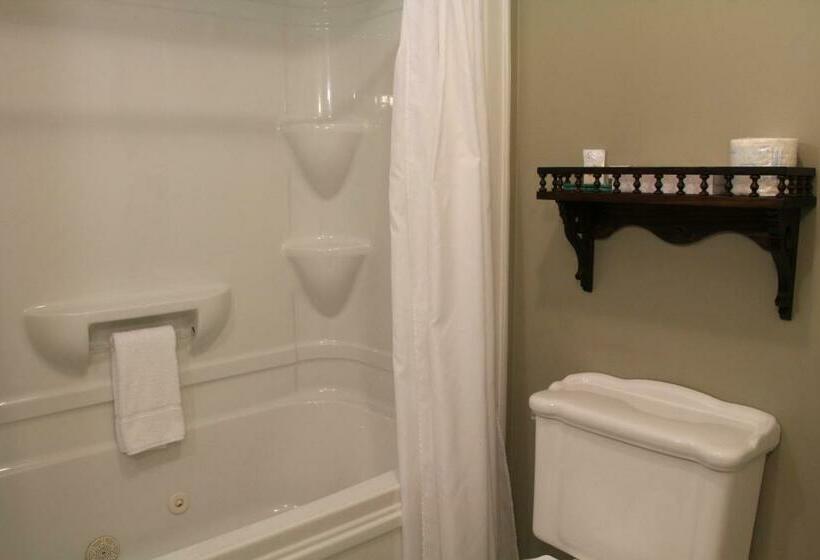 Четырехместный Номер Стандарт с Балконом, Lynwood Inn