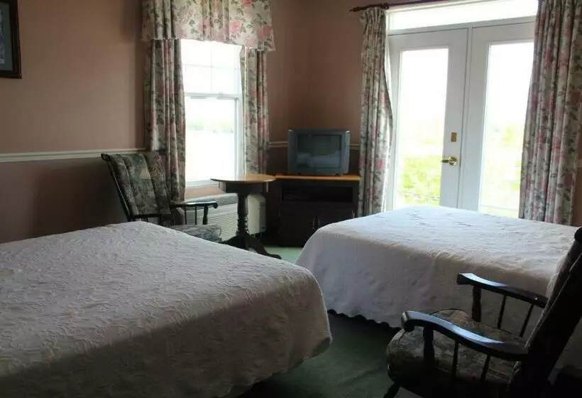 Standard Neljän Hengen Huone Parveke, Lynwood Inn