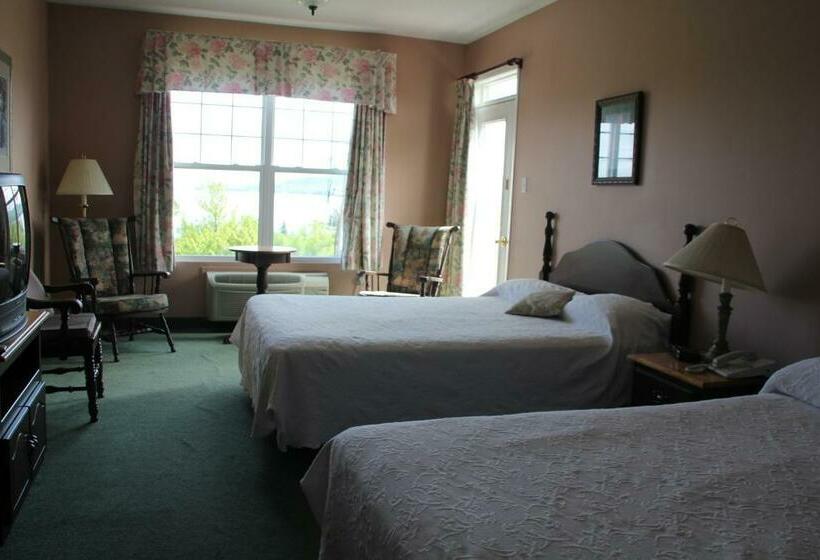 Четырехместный Номер Стандарт с Балконом, Lynwood Inn