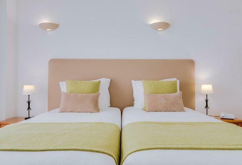 חדר משפחתי, Monica Isabel Beach Club