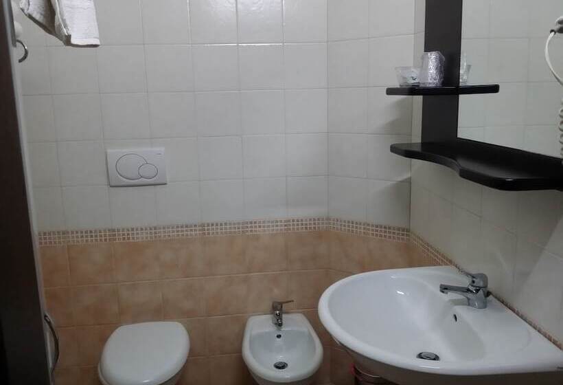 غرفة قياسية ثلاثية, La Tana Del Lupo