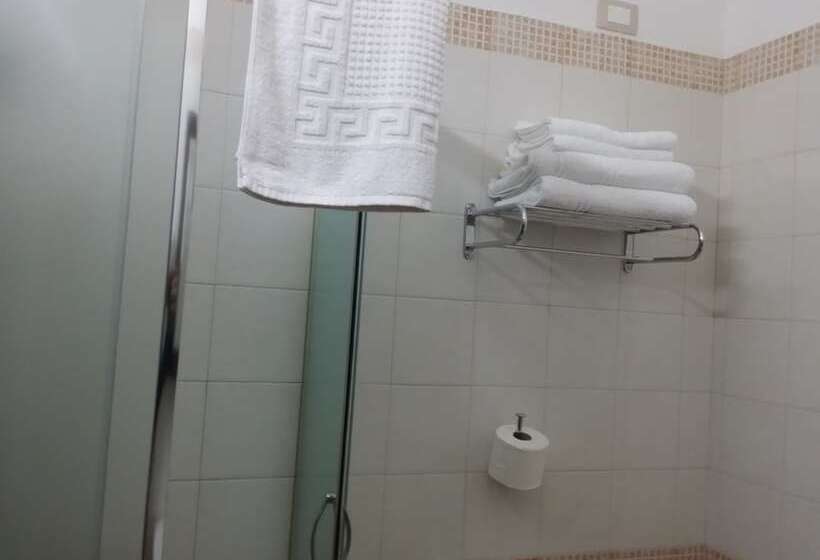 غرفة قياسية ثلاثية, La Tana Del Lupo