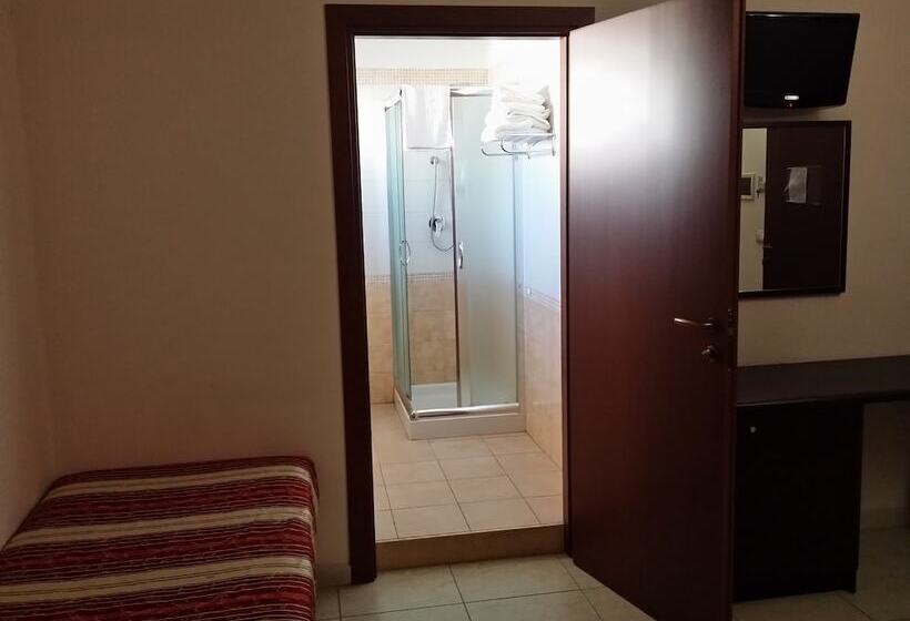 غرفة قياسية ثلاثية, La Tana Del Lupo