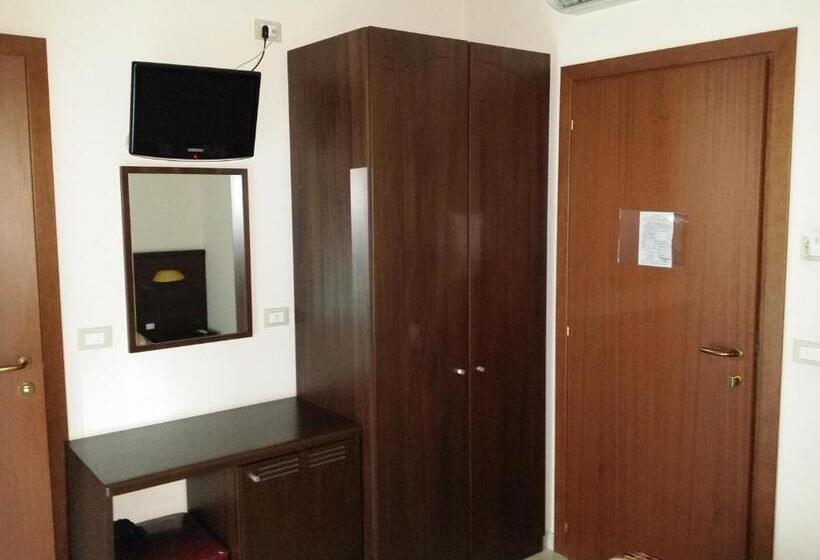 غرفة قياسية ثلاثية, La Tana Del Lupo