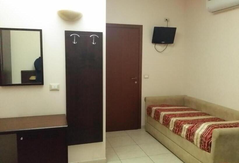 غرفة قياسية ثلاثية, La Tana Del Lupo