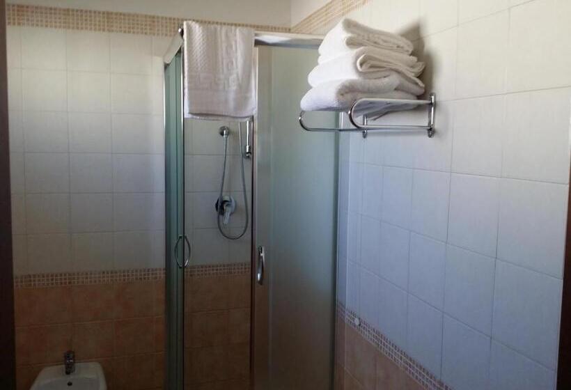 غرفة قياسية ثلاثية, La Tana Del Lupo