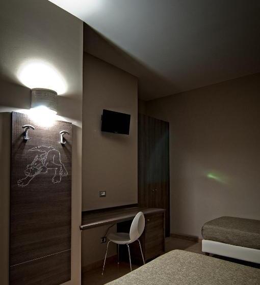 غرفة قياسية ثلاثية, La Tana Del Lupo