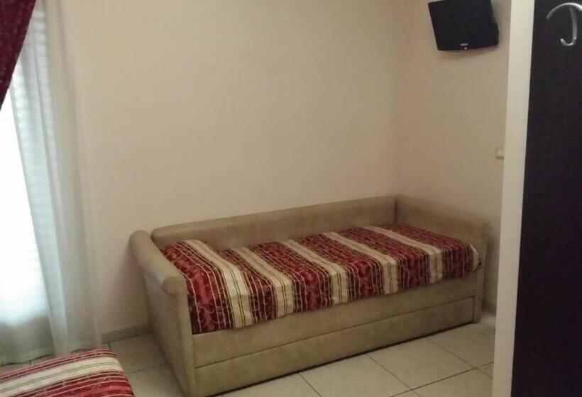 غرفة قياسية فردية, La Tana Del Lupo