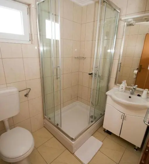 اتاق استاندارد چهار تخته, Rooms Kenedy
