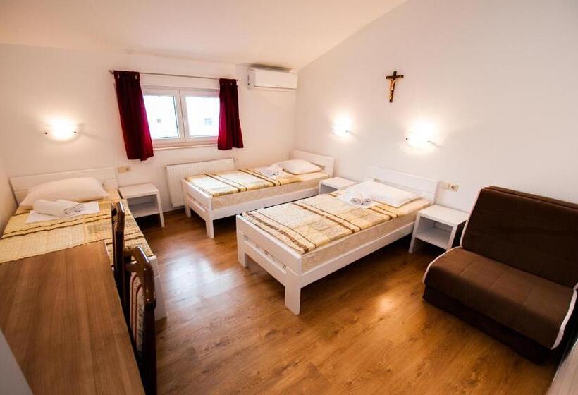 اتاق استاندارد چهار تخته, Rooms Kenedy