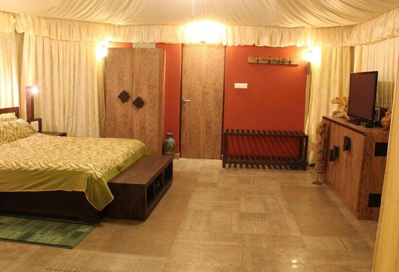 كوخ ديلوكس, Tathastu Pench