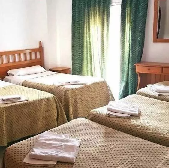 اتاق پنج‌تخته استاندارد, Hostal Isabel