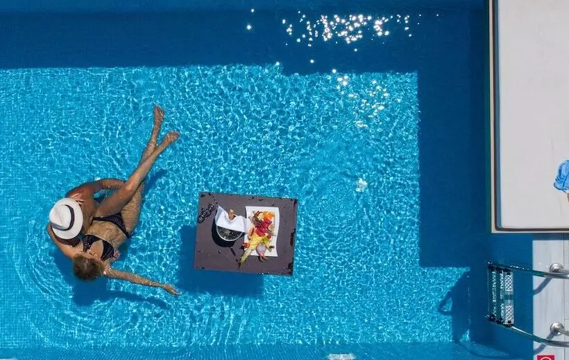 بانگلوی لوکس, Alexander Beach Hotel & Village Resort