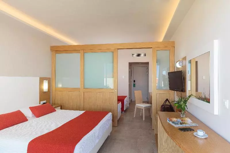 اتاق خانوادگی با چشم‌انداز دریا, Rodos Princess Beach