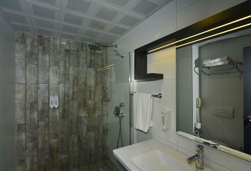 四人高级间, White City Beach Adult Only