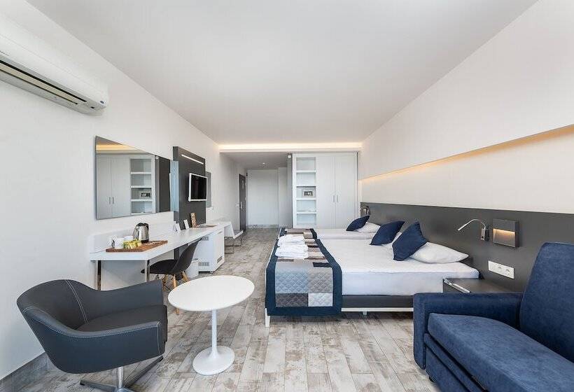 高级三人间, White City Beach Adult Only