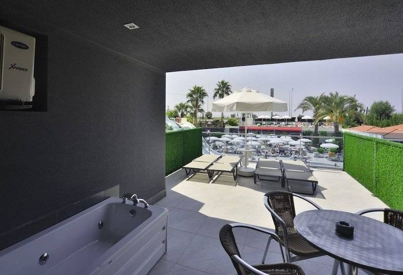 高级三人间, White City Beach Adult Only