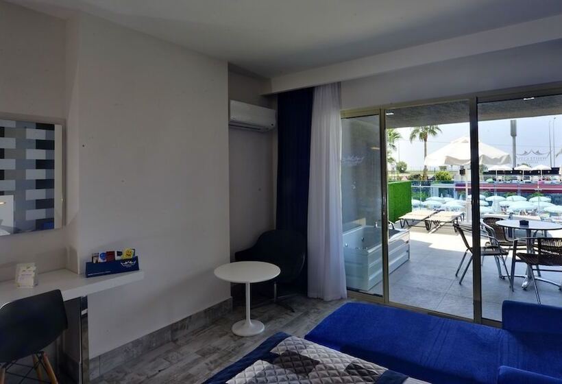 高级三人间, White City Beach Adult Only