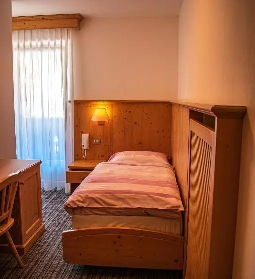 اتاق استاندارد یک نفره, Albergo Canazei