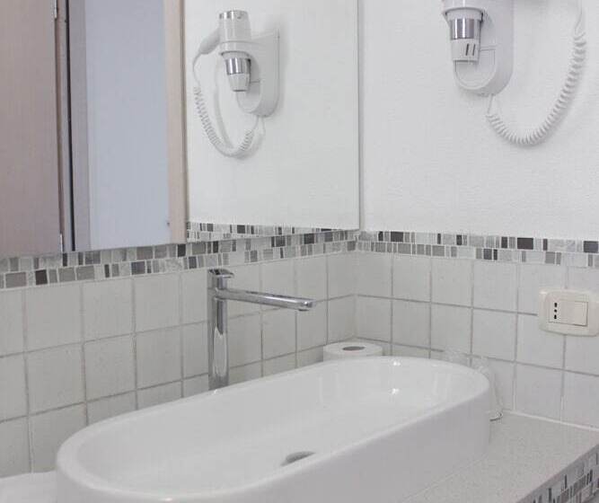 חדר אקזקיוטיב, Flamingo