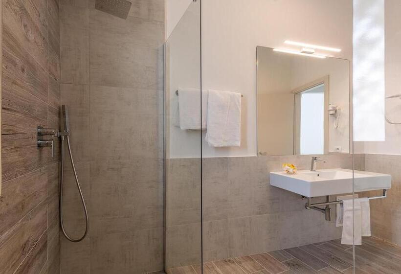 חדר אקזקיוטיב, Flamingo