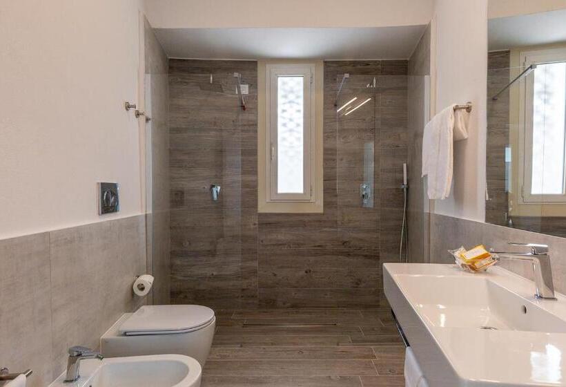 חדר אקזקיוטיב משפחתי, Flamingo