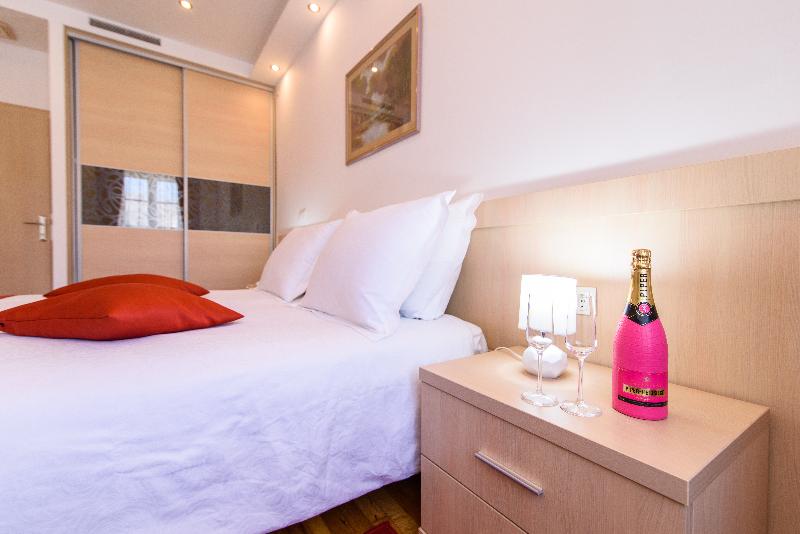 חדר אקזקיוטיב, Flamingo