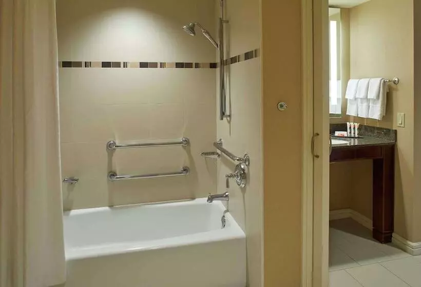 سوئیت جونیور برای معلولان, Hilton Hawaiian Village Waikiki Beach Resort