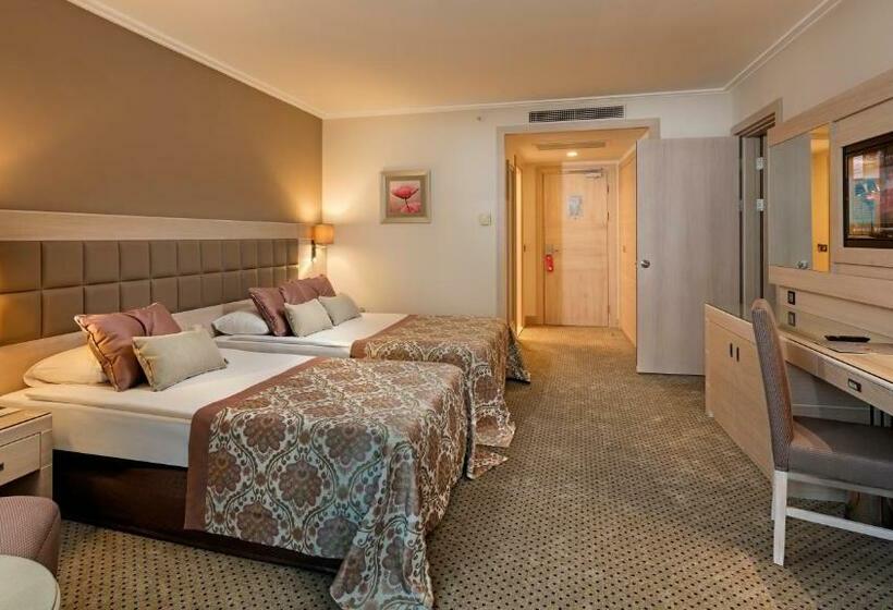 اتاق خانوادگی, Miracle Resort