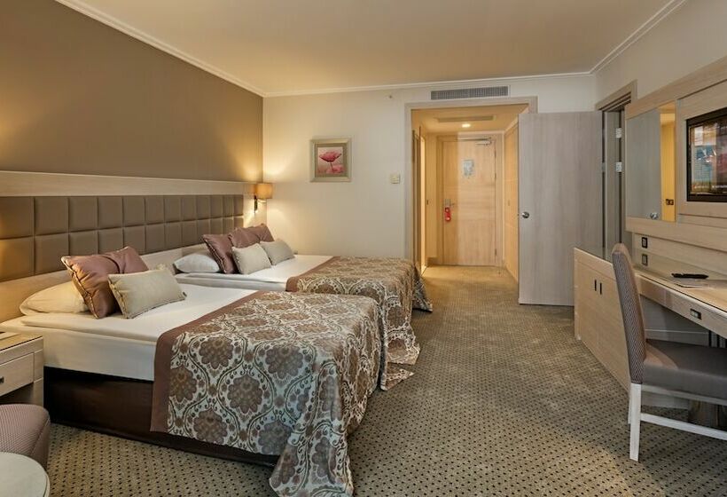 اتاق خانوادگی, Miracle Resort