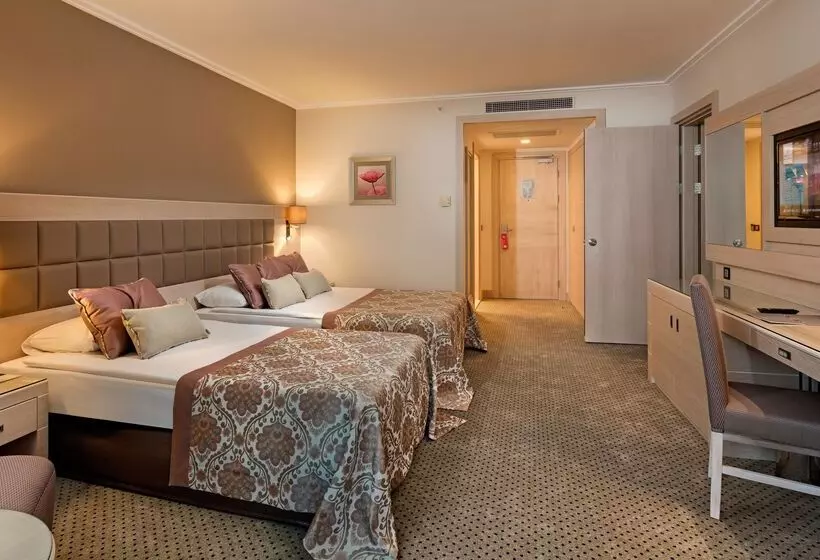 اتاق خانوادگی, Miracle Resort