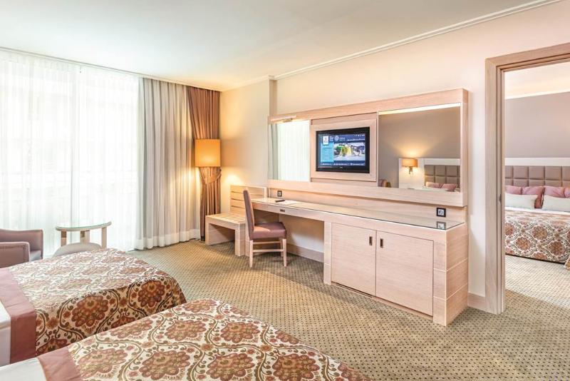 اتاق خانوادگی, Miracle Resort