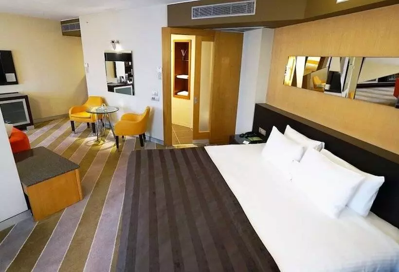 جناح جونيور إداري, Point Hotel Taksim