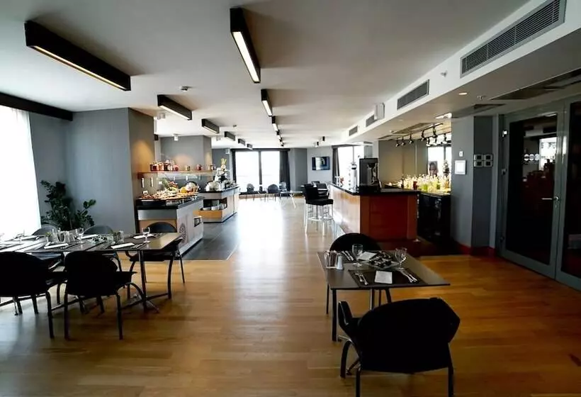جناح جونيور إداري, Point Hotel Taksim