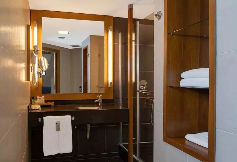 جناح جونيور إداري, Point Hotel Taksim